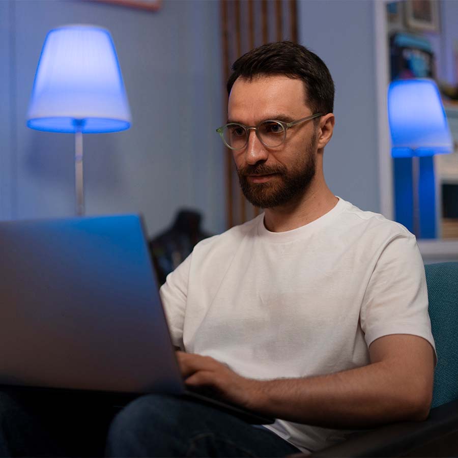 homem com notebook na mão